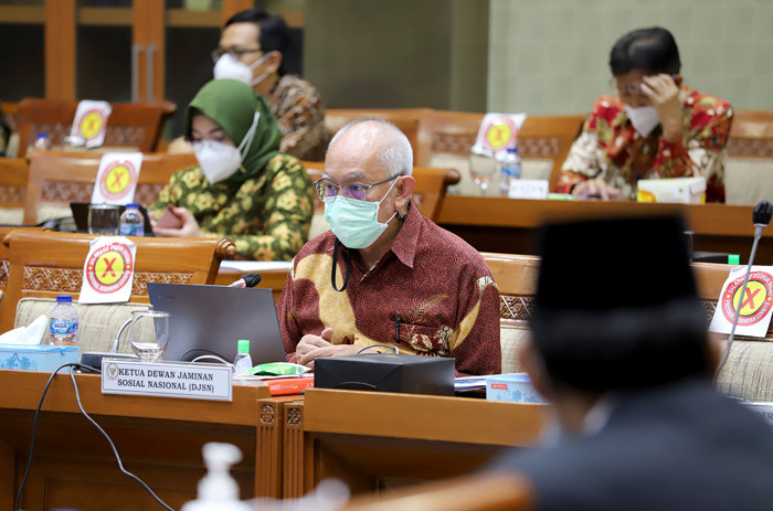 Direktur Utama BPJS Kesehatan All Ghufron Mukti memberikan penjelasan saat RDP dengan komisi IX di Gedung Parlemen MPR/DPR-DPD, Jakarta, Selasa (25/5/2021).