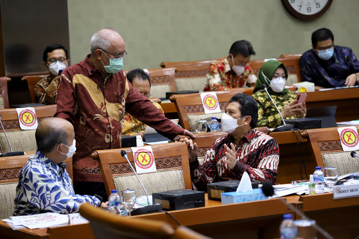 Direktur Utama BPJS Kesehatan All Ghufron Mukti memberikan penjelasan saat RDP dengan komisi IX di Gedung Parlemen MPR/DPR-DPD, Jakarta, Selasa (25/5/2021).
