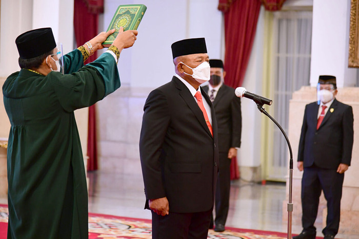 Presiden Joko Widodo melantik Ganip Warsito sebagai Kepala Badan Nasional Penanggulangan Bencana (BNPB) di Istana Negara, Jakarta, Selasa (25/5/2021).