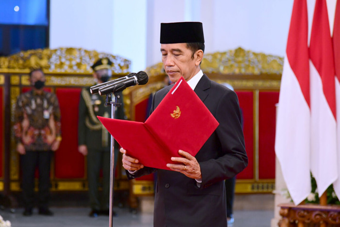 Presiden Joko Widodo melantik Ganip Warsito sebagai Kepala Badan Nasional Penanggulangan Bencana (BNPB) di Istana Negara, Jakarta, Selasa (25/5/2021).