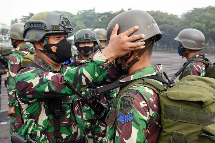 Resimen Artileri 2 Marinir mempersiapkan kesenjataan Artileri di Lapangan Apel Ksatrian Marinir Soetedi Senaputra Karangpilang, Surabaya, Selasa (25/5/2021).