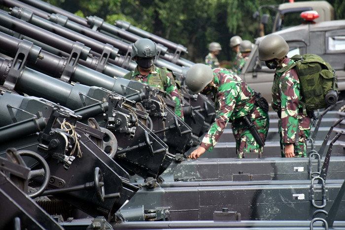 Resimen Artileri 2 Marinir mempersiapkan kesenjataan Artileri di Lapangan Apel Ksatrian Marinir Soetedi Senaputra Karangpilang, Surabaya, Selasa (25/5/2021).
