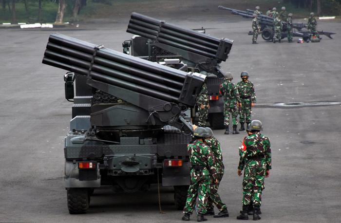 Resimen Artileri 2 Marinir mempersiapkan kesenjataan Artileri di Lapangan Apel Ksatrian Marinir Soetedi Senaputra Karangpilang, Surabaya, Selasa (25/5/2021).