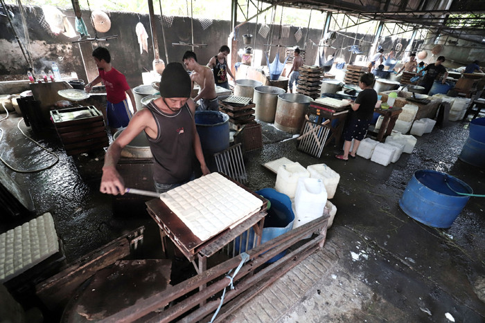 Pekerja memproduksi tahu disalah satu pabrik tahu di kawasan, Jakarta Selatan, Selasa (25/5/2021).