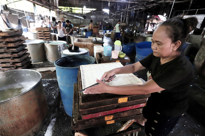 Pekerja memproduksi tahu disalah satu pabrik tahu di kawasan, Jakarta Selatan, Selasa (25/5/2021).