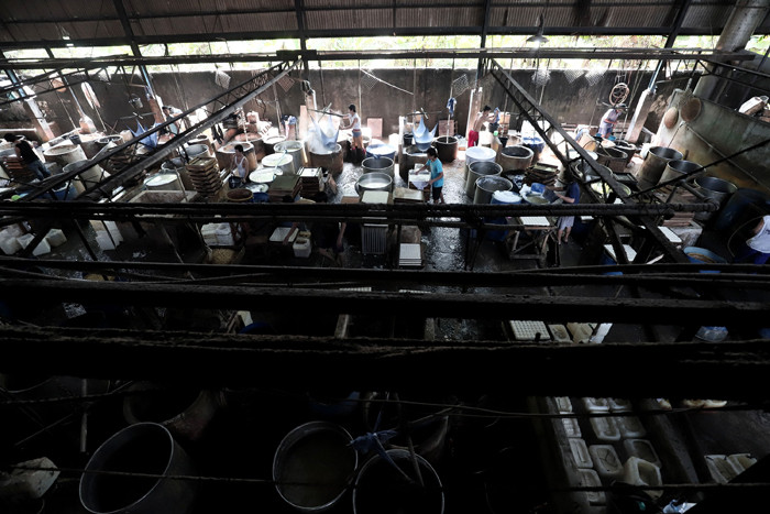 Pekerja memproduksi tahu disalah satu pabrik tahu di kawasan, Jakarta Selatan, Selasa (25/5/2021).