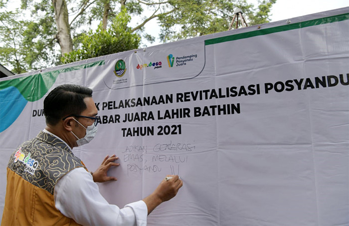 Peluncuran Pendamping Posyandu Juara dan Penandatanganan NPHD Operasional Pokjanal Posyandu bagi 27 Kabupaten/Kota di Bandung Selasa (25/5/2021).
