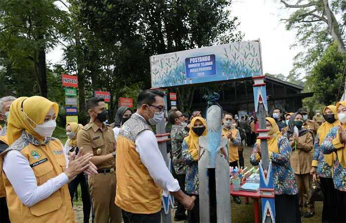 Peluncuran Pendamping Posyandu Juara dan Penandatanganan NPHD Operasional Pokjanal Posyandu bagi 27 Kabupaten/Kota di Bandung Selasa (25/5/2021).