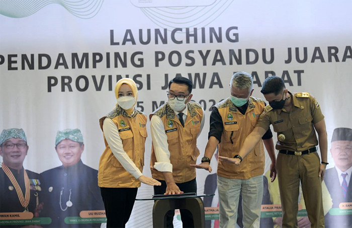 Peluncuran Pendamping Posyandu Juara dan Penandatanganan NPHD Operasional Pokjanal Posyandu bagi 27 Kabupaten/Kota di Bandung Selasa (25/5/2021).