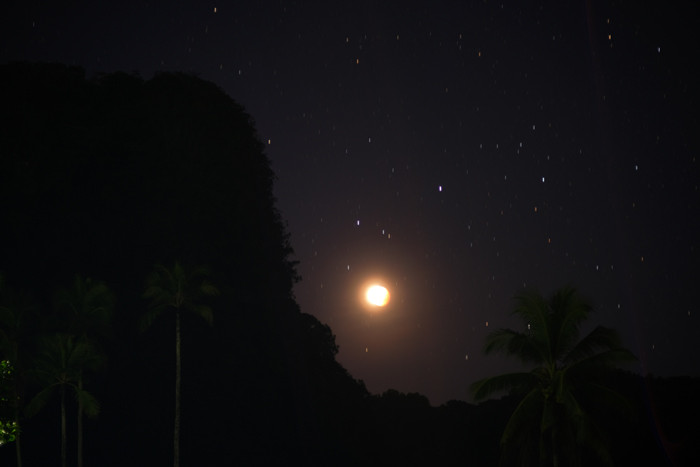 Gerhana bulan terlihat di kawasan pegunungan karst, Dusung Rammang-rammang, Kabupaten Maros, Sulawesi Selatan, Rabu (26/5/2021).