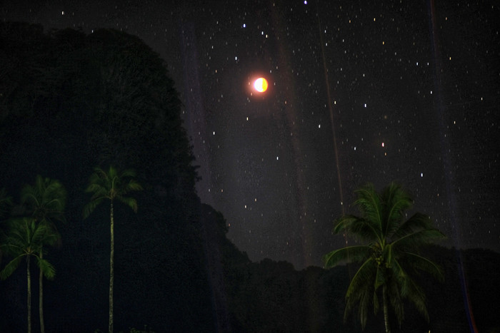 Gerhana bulan terlihat di kawasan pegunungan karst, Dusung Rammang-rammang, Kabupaten Maros, Sulawesi Selatan, Rabu (26/5/2021).