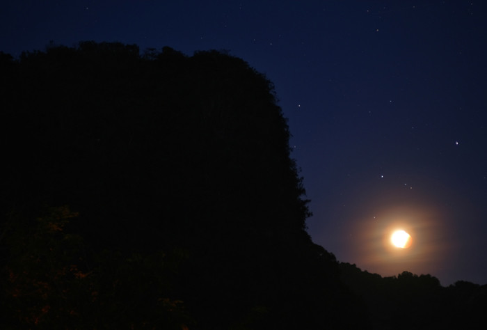 Gerhana bulan terlihat di kawasan pegunungan karst, Dusung Rammang-rammang, Kabupaten Maros, Sulawesi Selatan, Rabu (26/5/2021).