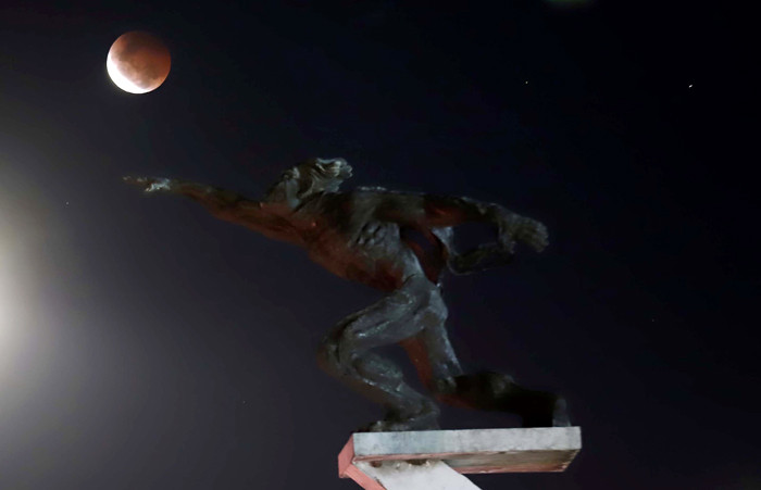 Pemandangan gerhana bulan total Super Blood Moon (Bulan Merah Super) di Jakarta, Rabu (26/5/2021).