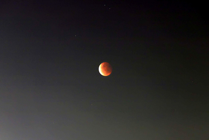 Pemandangan gerhana bulan total Super Blood Moon (Bulan Merah Super) di Jakarta, Rabu (26/5/2021).