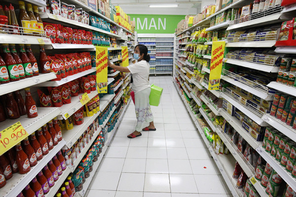 Pengunjung berbelanja di Giant Ekspres, Jatiwarna, Kota Bekasi, Jawa Barat, Rabu (26/5/2021).