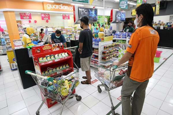 Pengunjung berbelanja di Giant Ekspres, Jatiwarna, Kota Bekasi, Jawa Barat, Rabu (26/5/2021).