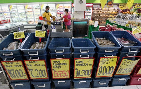 Pengunjung berbelanja di Giant Ekspres, Jatiwarna, Kota Bekasi, Jawa Barat, Rabu (26/5/2021).