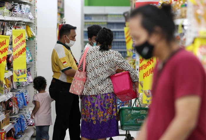 Karyawan beraktivitas di Giant Ekspres, Jatiwarna, Kota Bekasi, Jawa Barat, Rabu (26/5/2021).