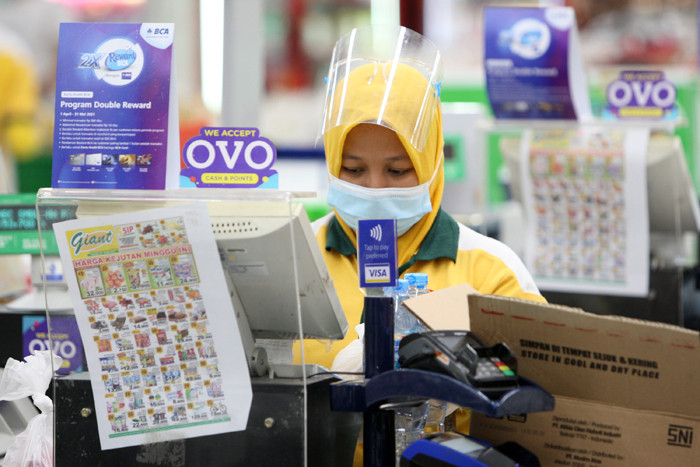 Karyawan beraktivitas di Giant Ekspres, Jatiwarna, Kota Bekasi, Jawa Barat, Rabu (26/5/2021).