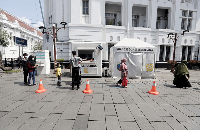 Warga memanfaatkan area luar kawasan Wisata Kota Tua untuk bisa berwisata saat libur Waisak.