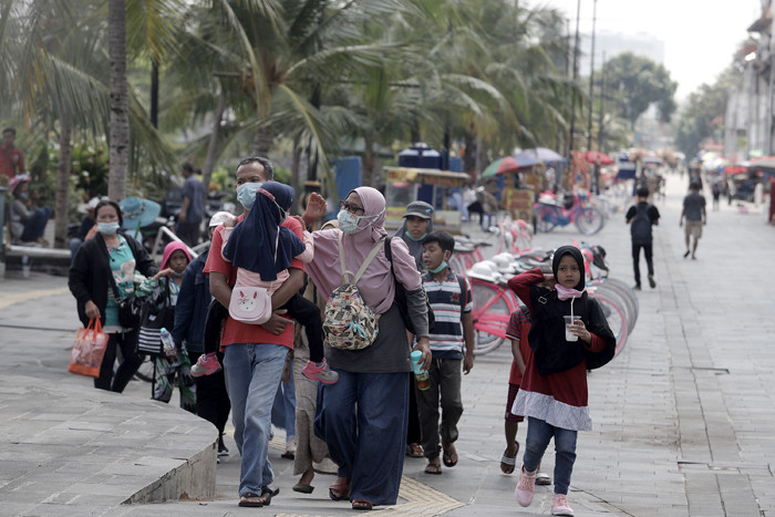 Warga memanfaatkan area luar kawasan Wisata Kota Tua untuk bisa berwisata saat libur Waisak.