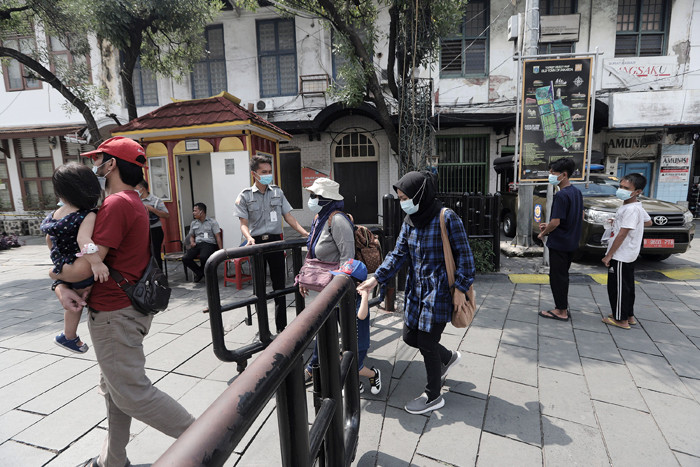 Warga memanfaatkan area luar kawasan Wisata Kota Tua untuk bisa berwisata saat libur Waisak.