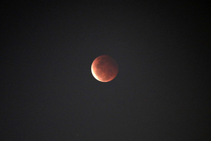 Warga memotret fenomena Gerhana Bulan Total atau Super Blood Moon di kawasan Pancoran, Jakarta, Rabu (26/5/2021).