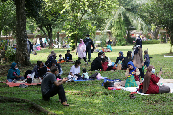 Pengunjung saat berwisata di Taman Margasatwa Ragunan, Jakarta, Rabu (26/5/2021).