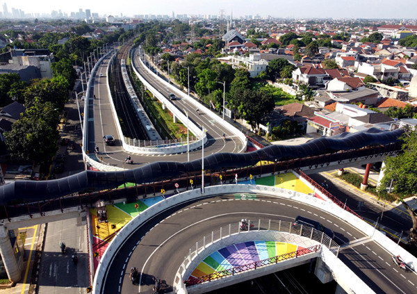 Sejumlah kendaraan melintas di Jalan Layang atau flyover Tapal Kuda Tanjung Barat di Jakarta, Rabu (26/5/2021).