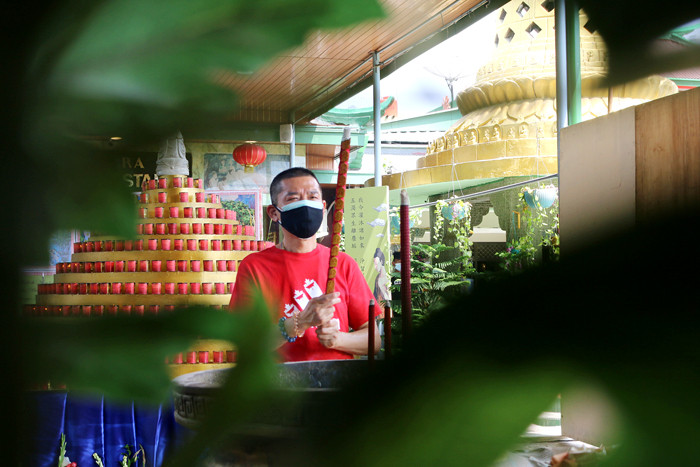 Umat Budha melakukan ibadah di Vihara Lalitavistara Cilincing, Jakarta Utara, Rabu (26/5/2021).