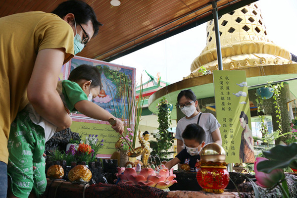 Umat Budha melakukan ibadah di Vihara Lalitavistara Cilincing, Jakarta Utara, Rabu (26/5/2021).