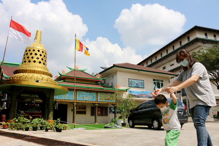Umat Budha melakukan ibadah di Vihara Lalitavistara Cilincing, Jakarta Utara, Rabu (26/5/2021).