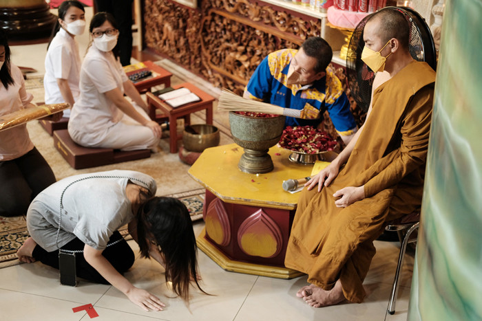 Umat Budha mengikuti upacara Trisuci Waisak 2565 di Vihara Girinaga, Makassar, Sulawesi Selatan, Rabu (26/5/2021).