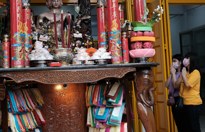 Umat Budha mengikuti upacara Trisuci Waisak 2565 di Vihara Girinaga, Makassar, Sulawesi Selatan, Rabu (26/5/2021).