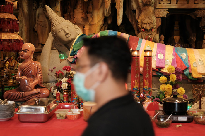 Umat Budha mengikuti upacara Trisuci Waisak 2565 di Vihara Girinaga, Makassar, Sulawesi Selatan, Rabu (26/5/2021).
