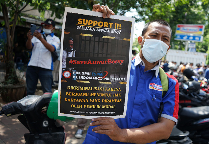 Buruh yang tergabung dalam Konfederasi Serikat Pekerja Indonesia saat aksi boikot PT Indomarco Prismatama atau Indomaret di Jakarta, Kamis (27/5/2021).