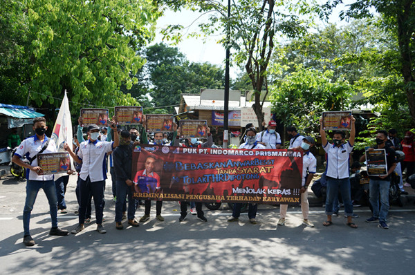 Buruh yang tergabung dalam Konfederasi Serikat Pekerja Indonesia saat aksi boikot PT Indomarco Prismatama atau Indomaret di Jakarta, Kamis (27/5/2021).