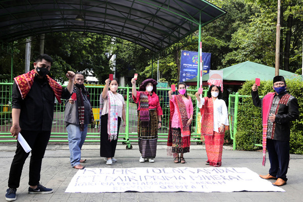 Aliansi Masyarakat Warga Rantau Kecamatan Silima Pungga Pungga melakuan aksi didepan Kementerian Lingkungan Hidup dan Kehutanan, Jakarta, Kamis (27/5/2021).