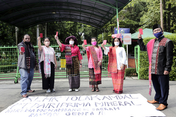 Aliansi Masyarakat Warga Rantau Kecamatan Silima Pungga Pungga melakuan aksi didepan Kementerian Lingkungan Hidup dan Kehutanan, Jakarta, Kamis (27/5/2021).