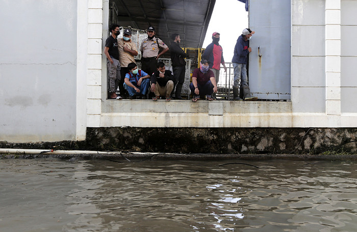 Warga beraktivitas saat banjir rob di kawasan Muara Baru, Penjaringan, Jakarta Utara, Kamis (27/5/2021).
