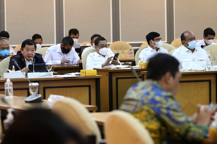 Menteri PPN/Kepala Bappenas Suharso Monoarfa mengikuti Rapat Kerja dengan Pansus Otsud Papua di Kompleks Parlemen Senayan, Jakarta, Kamis (27/5/2021).