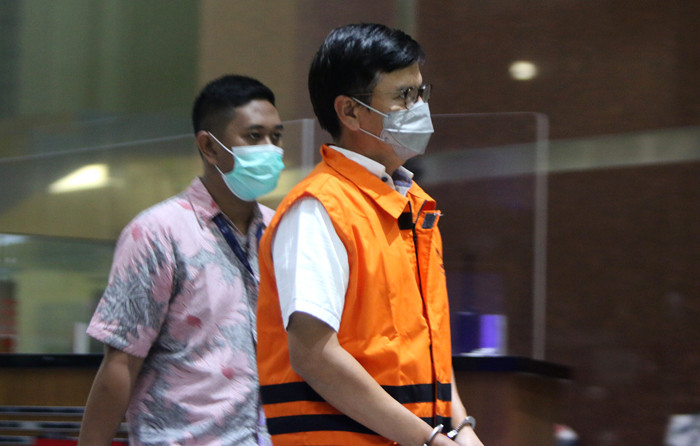 Mantan Dirut Perumda Pembangunan Sarana Jaya Yoory Corneles Pinontoan digiring petugas di Gedung KPK, Jakarta, Kamis (27/5/2021).