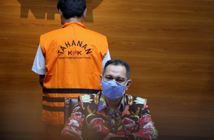 Mantan Dirut Perumda Pembangunan Sarana Jaya Yoory Corneles Pinontoan digiring petugas di Gedung KPK, Jakarta, Kamis (27/5/2021).