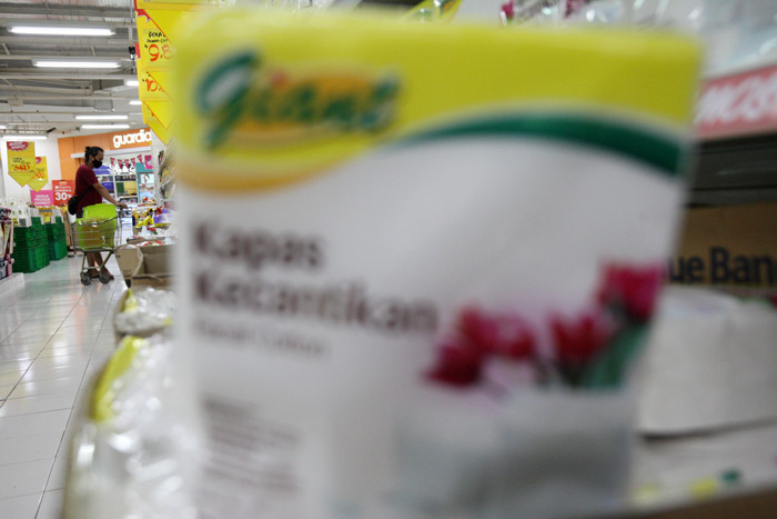 Pengunjung berbelanja di Giant Ekspres, Jatiwarna, Kota Bekasi, Jawa Barat, Rabu (26/5/2021).
