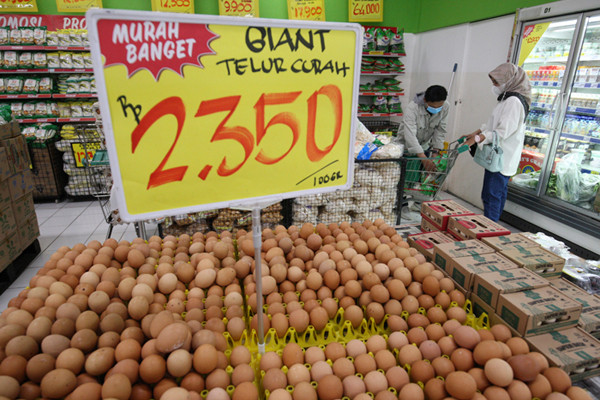 Pengunjung berbelanja di Giant Ekspres, Jatiwarna, Kota Bekasi, Jawa Barat, Rabu (26/5/2021).