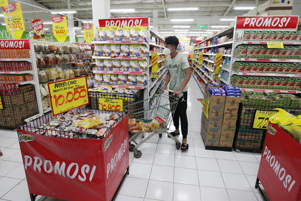 Pengunjung berbelanja di Giant Ekspres, Jatiwarna, Kota Bekasi, Jawa Barat, Rabu (26/5/2021).