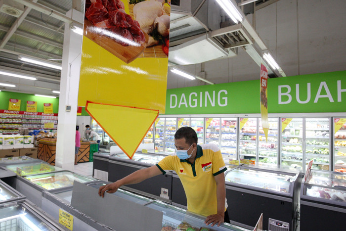 Pengunjung berbelanja di Giant Ekspres, Jatiwarna, Kota Bekasi, Jawa Barat, Rabu (26/5/2021).