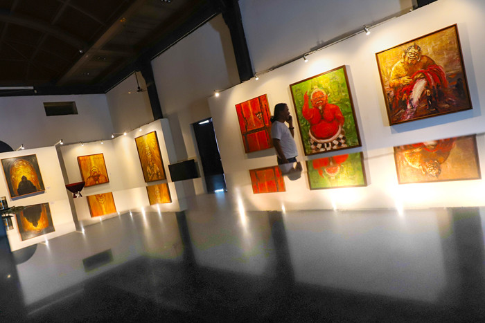 Pengunjung melihat pameran lukisan Semar Ngruwat Jagad karya Sohieb Toyaroja di Galeri Kunstkring, Menteng, Jakarta. Kamis (27/5/2021).