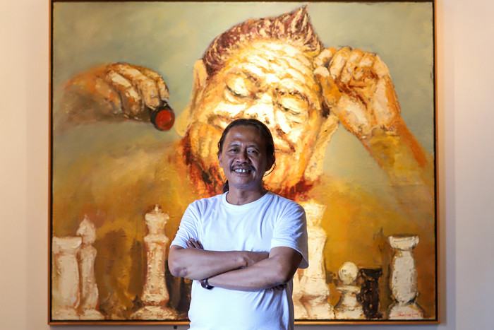 Pengunjung melihat pameran lukisan Semar Ngruwat Jagad karya Sohieb Toyaroja di Galeri Kunstkring, Menteng, Jakarta. Kamis (27/5/2021).