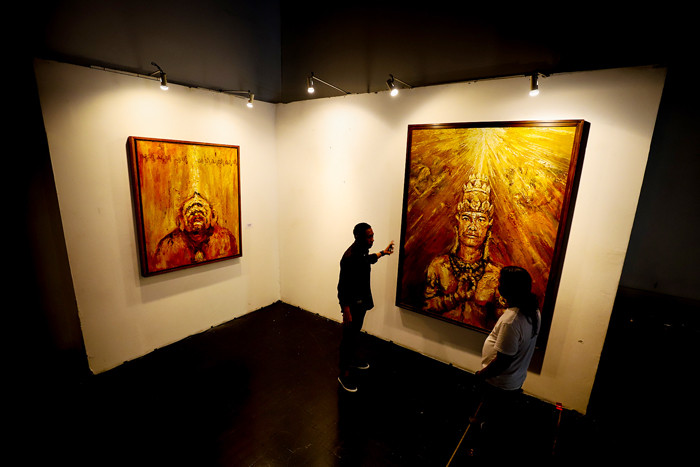 Pengunjung melihat pameran lukisan Semar Ngruwat Jagad karya Sohieb Toyaroja di Galeri Kunstkring, Menteng, Jakarta. Kamis (27/5/2021).